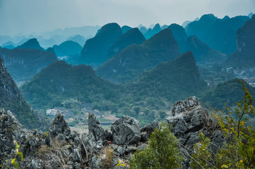当大地铺满了悲泣的落叶是什么歌