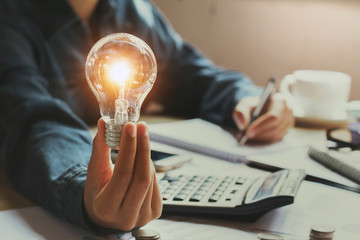 为人进出的门紧锁着出自哪首诗