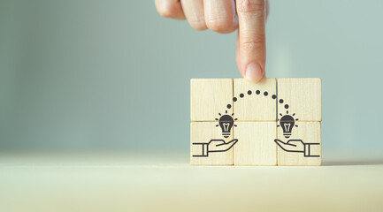 如何在手机上玩洛克王国？