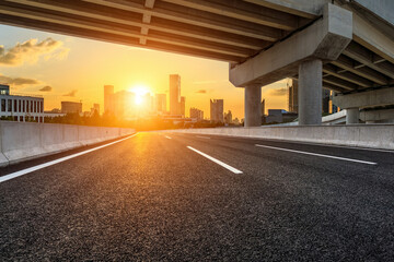 中规中矩是褒义还是贬义